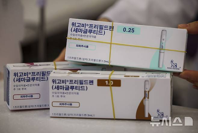 [서울=뉴시스] 정병혁 기자 = 17일 서울 강남구의 한 약국에 덴마크 제약사 노보노디스크가 개발한 비만치료제 ‘위고비’가 놓여 있다.'위고비'는 펜 모양 주사 1개로 주 1회, 1개월(4주)씩 투여하도록 개발된 덴마크 제약사 노보 노디스크의 비만 치료제로, 의사가 처방한 뒤 약사 조제·복약지도에 따라 쓰이는 전문의약품이다. .2024.10.17. jhope@newsis.com