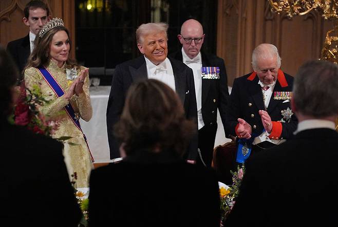 [런던=AP/뉴시스] 도널드 트럼프 미국 대통령과 찰스 3세 영국 국왕이 17일(현지 시간) 윈저성에서 열린 국빈 만찬에 참석해 있다. 2025.09.18.