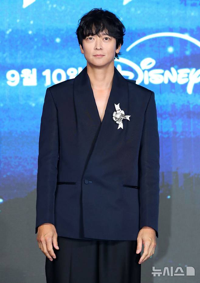 [서울=뉴시스] 김혜진 기자 = 배우 강동원이 2일 오전 서울 종로구 포시즌스 호텔에서 열린 디즈니 플러스 오리지널 시리즈 '북극성' 제작발표회에서 포즈를 취하고 있다. 2025.09.02. jini@newsis.com