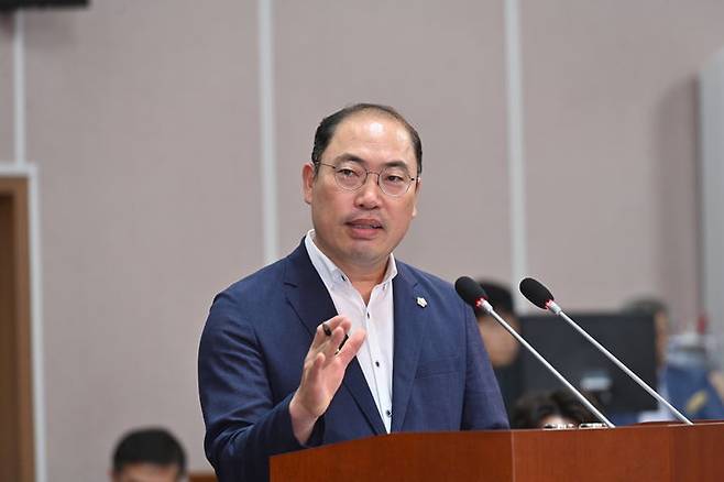 [거제=뉴시스] 신정철 기자= 거제시의회 이태열 의원(장평·고현·수양동, 더불어민주당)은 지난 17일 제257회 제2차 본회의에서 시정질문을 통해 ▲양대조선소의 MRO(정비·수리·운영)산업 육성 및 한·미 조선협력 프로젝트(MASGA)사업 ▲양대조선소 지역인재채용 시급 ▲장평동 노동자 땀의 거리 특화사업 검토 ▲외국인노동자 밀집지역의 상권 활성화 대책 ▲장평동 주차장 조성 검토 ▲거제시청씨름단의 운영과 저조한 성적에 대한 원인과 대책 등에 대한 검토와 지원을 촉구했다.사진은 이태열 의원의 시정질문 모습.(사진=거제시의회 제공).2025.09.18. photo@newsis.com *재판매 및 DB 금지