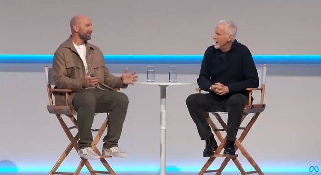 [서울=뉴시스] 제임스 캐머런 감독(오른쪽)이 17일(현지 시간) 미국 캘리포니아주 멘로파크 본사에서 열린 '메타 커넥트 2025'에 참석했다. (사진=메타 유튜브 캡처) *재판매 및 DB 금지