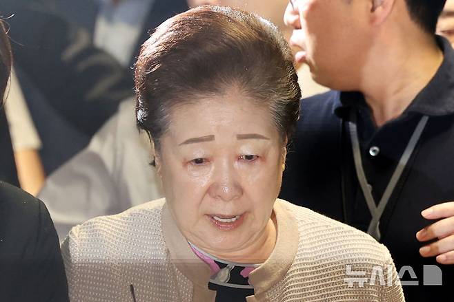 [서울=뉴시스] 조성우 기자 = 한학자 통일교 총재가 지난 17일 오전 서울 종로구 KT광화문빌딩 웨스트에 마련된 김건희 특검 사무실에 피의자 신분으로 출석하고 있다. 2025.09.18. xconfind@newsis.com