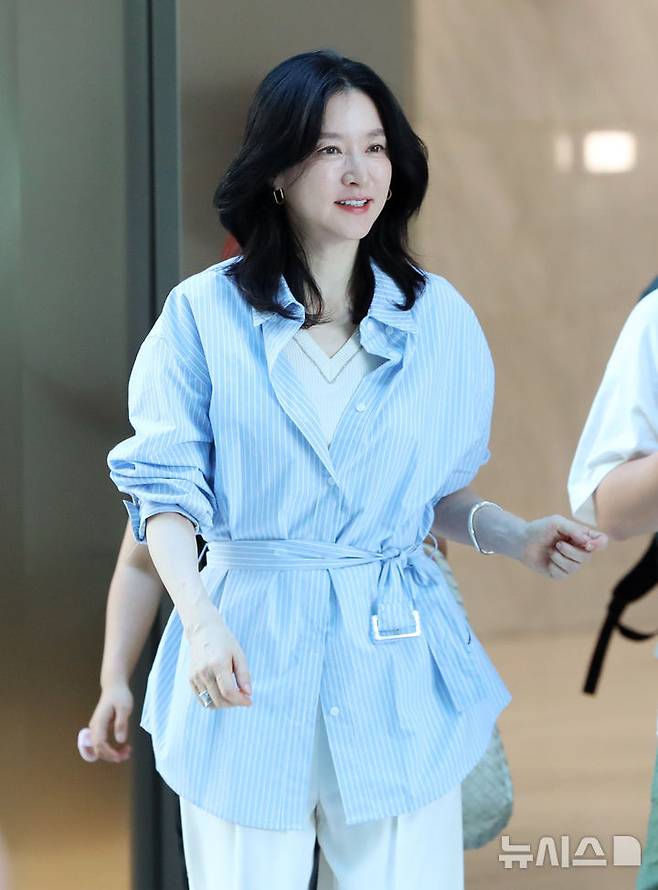 [서울=뉴시스] 김혜진 기자 = 배우 이영애가 18일 오후 서울 양천구 SBS에서 진행되는 '컬투쇼' 출연을 위해 이동하고 있다. 2025.09.18. jini@newsis.com