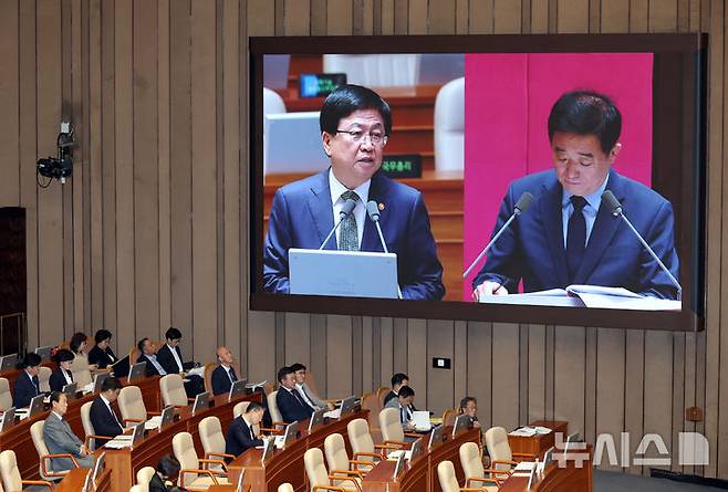 [서울=뉴시스] 고승민 기자 = 최교진 사회부총리 겸 교육부 장관이 18일 서울 여의도 국회에서 열린 제429회국회(정기회) 제8차 본회의 '교육·사회·문화에 관한 질문'에서 강득구 더불어민주당 의원 질의에 답하고 있다. 2025.09.18. kkssmm99@newsis.comb