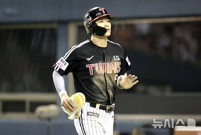 [서울=뉴시스] 정병혁 기자 = 10일 서울 송파구 잠실야구장에서 열린 2025 KBO리그 LG 트윈스 대 두산 베어스의 경기, 9회초 무사 3루 상황 LG 신민재 1타점 적시타 때 홈인한 3루 주자 박해민이 덕아웃을 향하고 있다. 2025.09.10. jhope@newsis.com