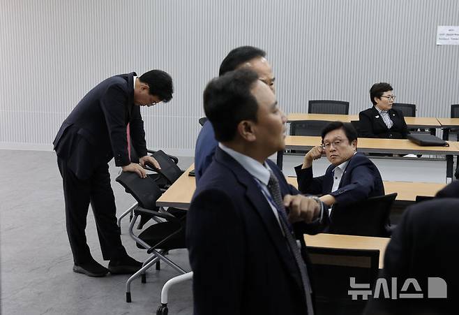 [서울=뉴시스] 김명년 기자 = 송언석 국민의힘 원내대표가 18일 오후 서울 여의도 국민의힘 중앙당사에서 열린 긴급 의원총회 전 생각에 잠겨있다. 이날 김건희 특검은 국민의힘 당사와 당원 명부 데이터베이스 관리 업체에 대한 압수수색을 시도했다. 2025.09.18. kmn@newsis.com