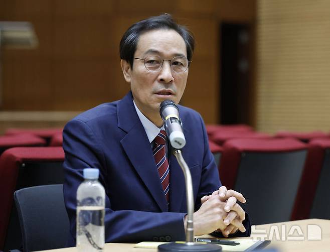 [서울=뉴시스] 최동준 기자 = 우상호 정무수석이 21일 서울 용산 대통령실 청사에서 국정 현안 관련 기자간담회를 하고 있다. 2025.08.21. photocdj@newsis.com