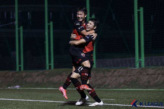 [서울=뉴시스]프로축구 포항 이동협(오른쪽). (사진=한국프로축구연맹 제공)