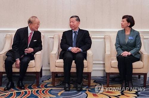 중국 관계자들과 환담하는 손경식 경총 회장 2024년 3월 19일 중국 베이징 차이나월드호텔에서 열린 제1차 한중경영자회의에 참석한 손경식 경총 회장(왼쪽)이 상푸린 중국국제다국적기업촉진회 부회장, 쓰마훙 베이징시 부시장과 대화를 나누고 있다. [연합뉴스 자료사진]