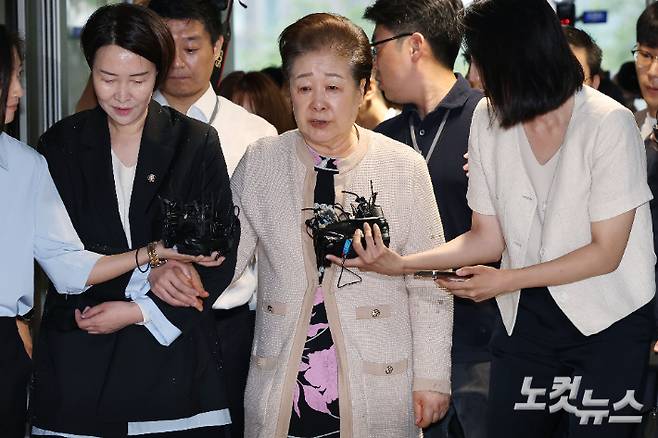 불법 정치 자금 제공 혐의를 받는 한학자 통일교 총재가 17일 오전 서울 종로구 김건희 특검팀(특별검사 민중기) 사무실에 출석하고 있다. 류영주 기자