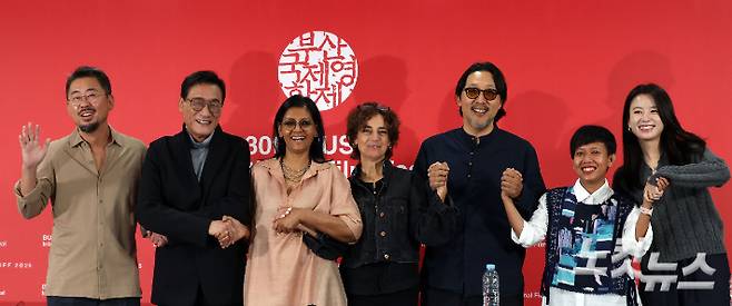 나홍진 심사위원장(왼쪽부터), 배우 양조휘, 난디타 다스 감독, 마르지예 메쉬키니 감독, 코코나다 감독, 율리아 에비나 바하라 프로듀서, 배우 한효주가 18일 오전 부산 해운대구 영화의전당에서 열린 '제30회 부산국제영화제(BIFF)' 경쟁 심사위원 기자회견에 참석해 포토타임을 갖고 있다. 부산=황진환 기자