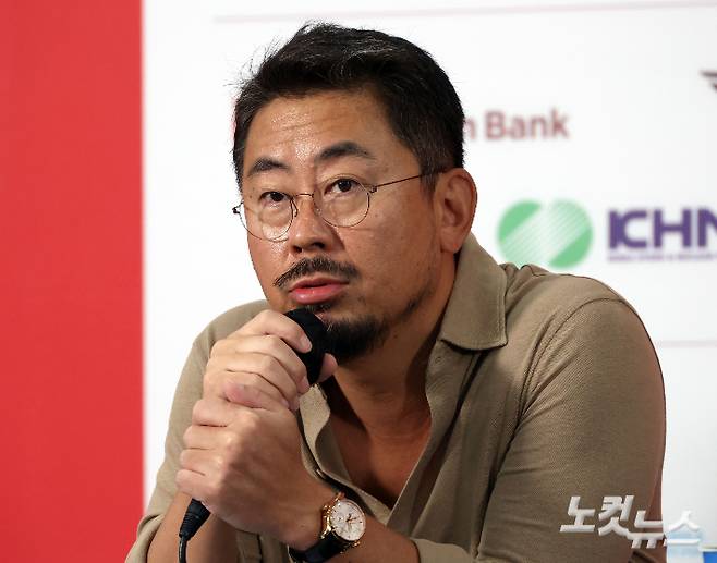나홍진 심사위원장이 18일 오전 부산 해운대구 영화의전당에서 열린 '제30회 부산국제영화제(BIFF)' 경쟁 심사위원 기자회견에 참석해 인사말 하고 있다. 부산=황진환 기자