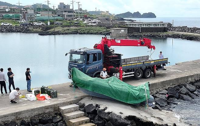 제주에 밀입국한 고무보트 인양 모습. 연합뉴스
