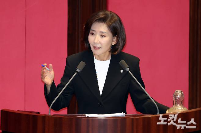 19일 서울 여의도 국회에서 열린 제429회국회(정기회) 제8차 본회의 교육·사회·문화에 관한 질문에서 국민의힘 나경원 의원이 질의를 하고 있다. 윤창원 기자