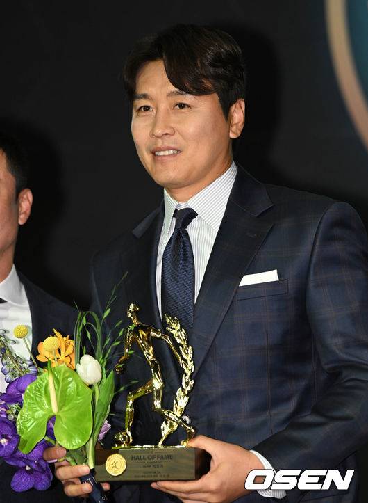 [OSEN=조은정 기자]2일 서울 장충동 앰버서더 호텔에서 K리그 명예의 전당 헌액식이 열렸다.선수부문 4세대 헌액된 이동국이 포즈를 취하고 있다. 2023.05.02 /cej@osen.co.kr