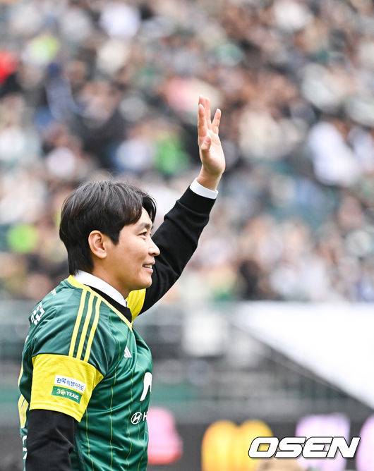 [OSEN=전주, 박준형 기자] 올 시즌 첫 '현대가더비'가 무승부로 끝났다. 울산과 전북은 30일 오후 전주월드컵경기장에서 열린 '하나은행 K리그1 2024 4라운드' 경기에서 2-2로 비겼다.경기에 앞서 이동국이 시축 후 팬들에게 인사를 하고 있다  2024.03.30 / soul1014@osen.co.kr