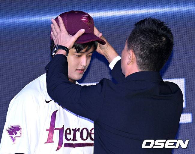 [OSEN=이대선 기자] 17일 오후 7일 오후 서울 롯데호텔 월드에서 ‘2026 KBO 신인 드래프트’가 열렸다.이번 드래프트는 전면 드래프트 방식으로 총 11라운드에 걸쳐 진행된다. 대상자는 총 1천261명으로, 고등학교 졸업 예정자 930명, 대학교 졸업 예정자 216명, 얼리 드래프트 신청자 51명, 해외 아마추어·프로 출신 선수 19명이다. 이 중 최대 110명이 KBO 10개 구단의 부름을 받게 된다.키움에 지명된 북일고 박준현이 기념촬영을 하고 있다. 2025.09.17 /sunday@osen.co.kr