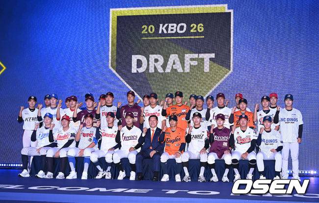 [OSEN=이대선 기자] 17일 오후 7일 오후 서울 롯데호텔 월드에서 ‘2026 KBO 신인 드래프트’가 열렸다. 허구연 KBO 총재를 비롯한 신인 선수들이 기념촬영을 가지고 있다. 2025.09.17 /sunday@osen.co.kr