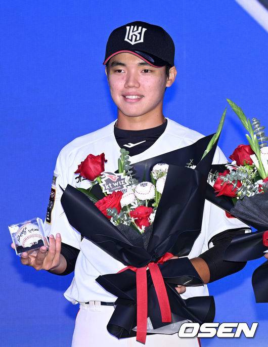 [OSEN=이대선 기자] 17일 오후 7일 오후 서울 롯데호텔 월드에서 ‘2026 KBO 신인 드래프트’가 열렸다.이번 드래프트는 전면 드래프트 방식으로 총 11라운드에 걸쳐 진행된다. 대상자는 총 1천261명으로, 고등학교 졸업 예정자 930명, 대학교 졸업 예정자 216명, 얼리 드래프트 신청자 51명, 해외 아마추어·프로 출신 선수 19명이다. 이 중 최대 110명이 KBO 10개 구단의 부름을 받게 된다.KT에 지명된 신인 임상우가 기념촬영을 가지고 있다. 2025.09.17 /sunday@osen.co.kr