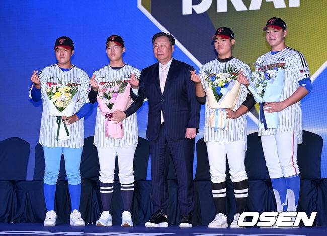 [OSEN=이대선 기자] 17일 오후 7일 오후 서울 롯데호텔 월드에서 ‘2026 KBO 신인 드래프트’가 열렸다.이번 드래프트는 전면 드래프트 방식으로 총 11라운드에 걸쳐 진행된다. 대상자는 총 1천261명으로, 고등학교 졸업 예정자 930명, 대학교 졸업 예정자 216명, 얼리 드래프트 신청자 51명, 해외 아마추어·프로 출신 선수 19명이다. 이 중 최대 110명이 KBO 10개 구단의 부름을 받게 된다.LG에 지명된 신인 선수들이 기념촬영을 가지고 있다. 2025.09.17 /sunday@osen.co.kr