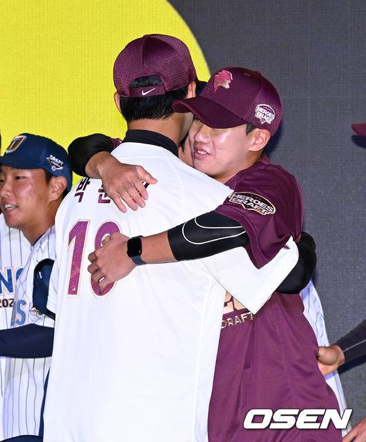 큰 무대 마친 박준현 '동료들과 나누는 지명의 기쁨'