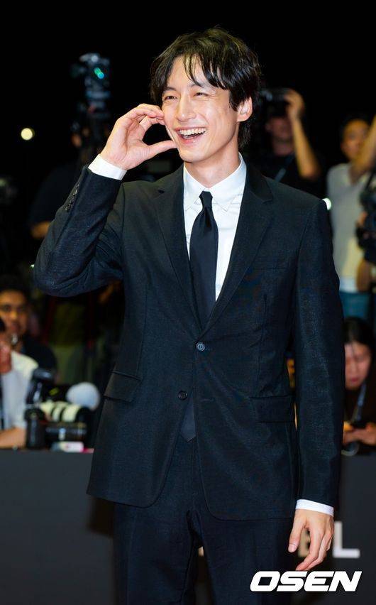 [OSEN=부산, 민경훈 기자] 제30회 부산국제영화제(BIFF) 레드카펫 행사가 17일 오후 부산 해운대구 영화의 전당에서 열렸다.  올해 개막작은 박찬욱 감독의 ‘어쩔수가없다’이며, 주연배우 이병헌은 개막식 사회까지 본다. 폐막작으로는 경쟁 부문 대상 수상작을 상영한다. 올해 30주년을 맞이한 부산국제영화제는 오는 26일까지 총 64개국 328편의 작품을 만날수 있다. 배우 사카구치 켄타로가 레드카펫을 밟으며 포즈를 취하고 있다. 2025.09.17 / rumi@osen.co.kr