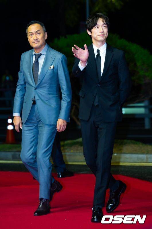 [OSEN=부산, 민경훈 기자] 제30회 부산국제영화제(BIFF) 레드카펫 행사가 17일 오후 부산 해운대구 영화의 전당에서 열렸다.  올해 개막작은 박찬욱 감독의 ‘어쩔수가없다’이며, 주연배우 이병헌은 개막식 사회까지 본다. 폐막작으로는 경쟁 부문 대상 수상작을 상영한다. 올해 30주년을 맞이한 부산국제영화제는 오는 26일까지 총 64개국 328편의 작품을 만날수 있다. 배우 사카구치 켄타로가 레드카펫을 밟으며 포즈를 취하고 있다. 2025.09.17 / rumi@osen.co.kr