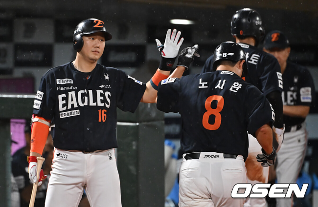 [OSEN=부산, 이석우 기자] 9일 부산 사직야구장에서 2025 신한 SOL 뱅크 KBO 리그 롯데 자이언츠와 한화 이글스의 경기가 열렸다.홈팀 롯데는 박세웅이, 방문팀 한화는 와이스가 선발 출전했다.한화 이글스 하주석이 3회초 1사 1,3루 채은성의 우중간 2타점 2루타때 득점을 올린 노시환과 리베라토와 하이파이브를 하고 있다. 2025.09.09 / foto0307@osen.co.kr