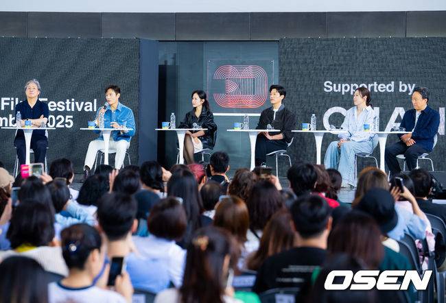 [OSEN=부산, 민경훈 기자] 제30회 부산국제영화제(BIFF) 영화 ‘어쩔수가없다’ 오픈토크 행사가 18일 부산 해운대구 영화의 전당에서 열렸다.올해 30주년을 맞이한 부산국제영화제는 오는 26일까지 총 64개국 328편의 작품을 만날수 있다.박찬욱 감독, 배우 이병헌, 손예진, 박희순, 염혜란, 이성 민이 오픈토크에 입장하고 있다.  2025.09.18 / rumi@osen.co.kr