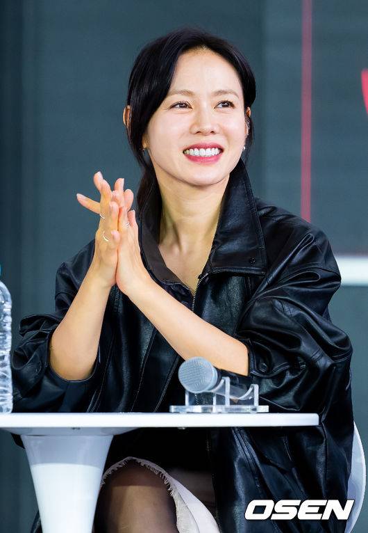 [OSEN=부산, 민경훈 기자] 제30회 부산국제영화제(BIFF) 영화 ‘어쩔수가없다’ 오픈토크 행사가 18일 부산 해운대구 영화의 전당에서 열렸다.올해 30주년을 맞이한 부산국제영화제는 오는 26일까지 총 64개국 328편의 작품을 만날수 있다.배우 손예진이 오픈토크에서 환하게 웃고 있다.  2025.09.18 / rumi@osen.co.kr