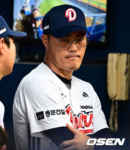 [OSEN=잠실, 지형준 기자] 17일 오후 서울 잠실구장에서 ‘2025 신한 SOL Bank KBO리그’ 두산 베어스와 키움 히어로즈의 경기가 열렸다.두산은 콜어빈, 키움은 매르세데스가 선발로 나섰다.9회초 두산 조성환 감독대행이 경기를 지켜보고 있다. 2025.09.17 /jpnews@osen.co.kr