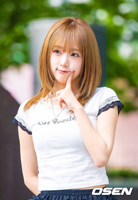 [OSEN=박준형 기자] 가수 최예나가 5일 서울 목동 SBS에서 진행된 SBS 파워FM 라디오 '두시탈출 컬투쇼' 생방송에 출연했다.지난해 9월 발매한 세 번째 싱글 ‘네모네모’를 통해 ‘예나 코어’의 시작을 알린 최예나는 지난달 29일 미니 4집 ‘블루밍 윙스’(Blooming Wings)를 발매했다.가수 최예나가 포즈를 취하고 있다. 2025.08.05 / soul1014@osen.co.kr