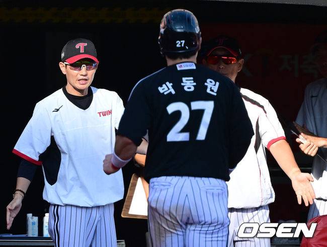 [OSEN=수원, 최규한 기자] 18일 수원 KT위즈파크에서 ‘2025 신한 SOL Bank KBO리그’ KT 위즈와 LG 트윈스의 더블헤더 1차전이 열렸다.홈팀 KT는 소형준, 방문팀 LG는 요니 치리노스를 선발로 내세웠다.6회초 1사 2루 상황 LG 박해민의 다시 앞서가는 1타점 적시타 때 홈을 밟은 박동원이 염경엽 감독과 인사를 나누고 있다. 2025.09.18 / dreamer@osen.co.kr