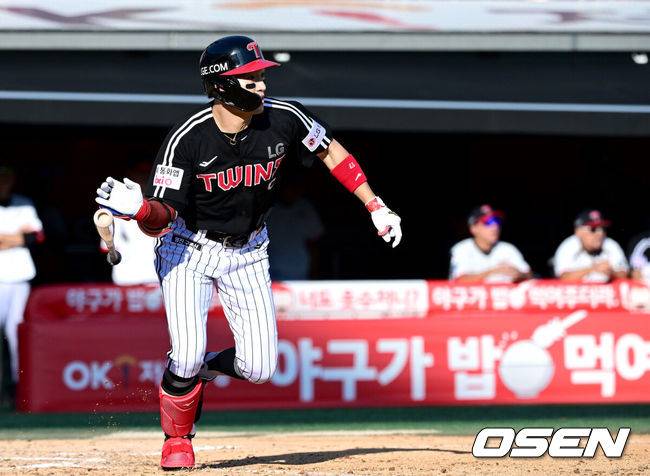 [OSEN=수원, 최규한 기자] 18일 수원 KT위즈파크에서 ‘2025 신한 SOL Bank KBO리그’ KT 위즈와 LG 트윈스의 더블헤더 1차전이 열렸다.홈팀 KT는 소형준, 방문팀 LG는 요니 치리노스를 선발로 내세웠다.6회초 1사 2루 상황 LG 박해민이 다시 앞서가는 1타점 적시타를 날리고 있다. 2025.09.18 / dreamer@osen.co.kr