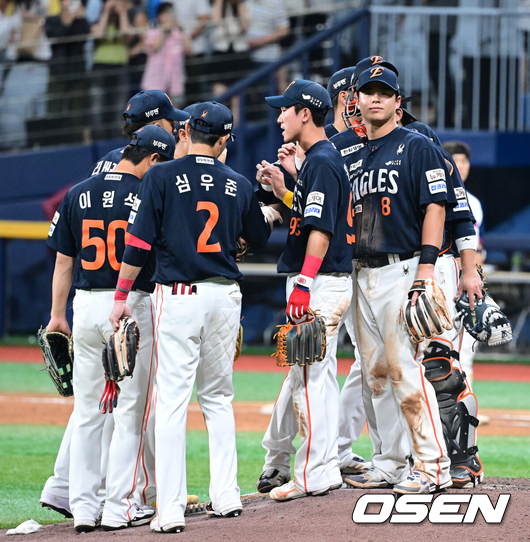 한화 선수들이 승리를 축하하고 있다./OSEN DB