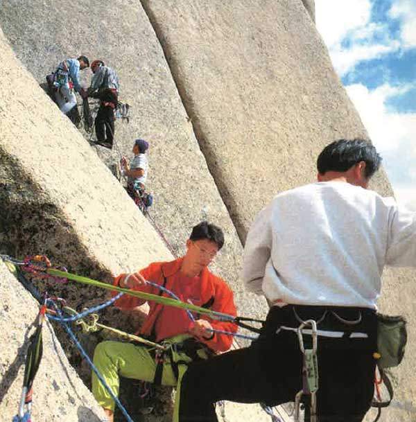 문리대길 제2피치와 은벽길 제3피치 확보지점에 모인 취재팀 일행.