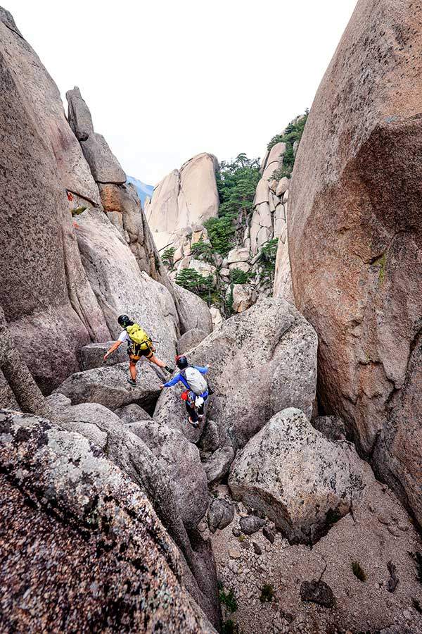곰바위에서 하강한 후 짧은 워킹구간. 암릉을 따라 조금 이동한 뒤 클라이밍다운 하는 구간이 나온다.
