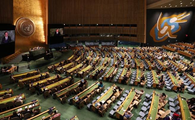 2022년 9월 당시 윤석열 대통령이 미국 뉴욕에서 열린 유엔 총회에 참석해 기조 연설을 하고 있다. 18일은 한국의 유엔 가입(1991년 9월18일) 34주년이 되는 날이다. 뉴시스