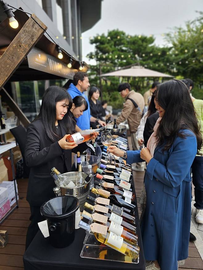 JW 메리어트 동대문 서울 '와인 앤 버스커' 헬레닉 와인 부스. 최현태 기자