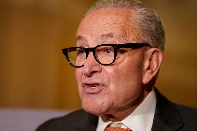 척 슈머 미국 상원 민주당 원내대표가 2025년 9월 16일(현지시간) 워싱턴 D.C. 의사당에서 열린 민주당 주간 정책 점심회의 이후 기자회견에서 발언하고 있다. 로이터 연합뉴스