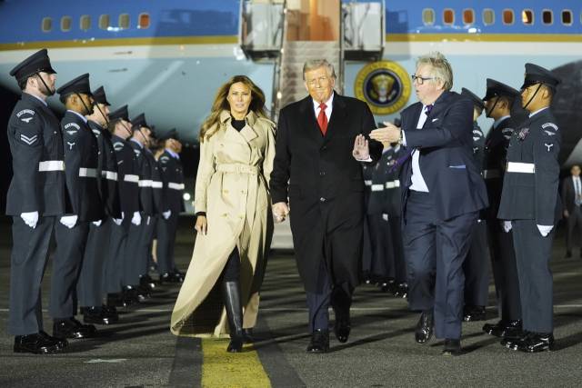 영국 국빈 방문에 나선 도널드 트럼프 미국 대통령이 16일(현지 시간) 멜라니아 트럼프 여사와 함께 런던 스탠스테드공항에 도착해 찰스 3세 국왕을 대신해 나온 헨리 후드 자작의 영접을 받으며 이동하고 있다. /AP연합뉴스