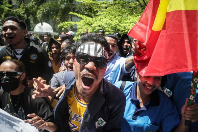 17일(현지 시간) 동티모르 수도 딜리에서 대학생들이 국회의원의 특권을 반대하는 시위를 벌이고 있다. AFP연합뉴스