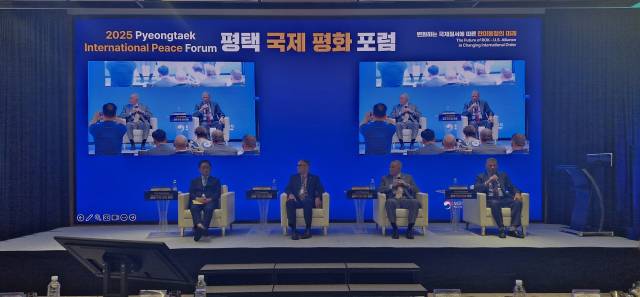 18일 오후 코트야드 바이 메리어트 평택에서 열린 ‘2025 평택 국제 평화 포럼’. 사진 = 손대선 기자