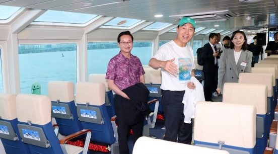 오세훈(가운데) 서울시장과 최호정(오른쪽) 서울시의회 의장, 최호권 서울 영등포구청장이 17일 영등포구 여의도선착장에서 ‘한강버스 취항식’을 마친 후 한강버스 내부를 둘러보고 있다. 연합뉴스