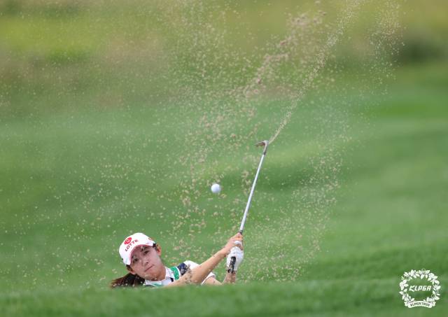 벙커샷을 하고 있는 황유민. 사진 제공=KLPGA