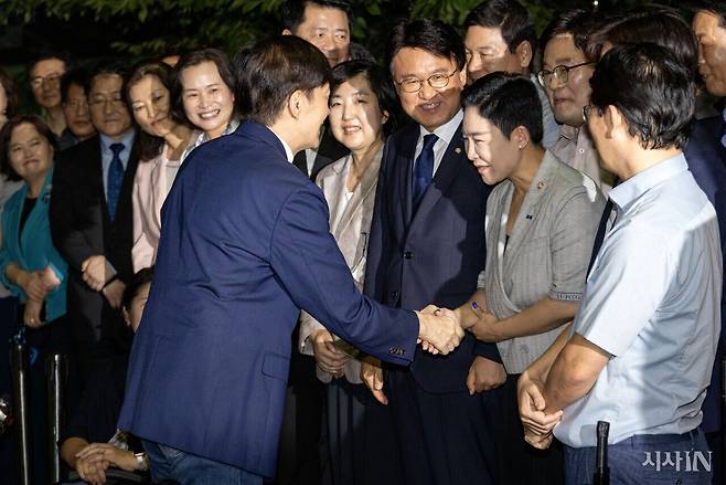 조국 전 조국혁신당 대표가 8월15일 광복절 특별사면·복권 조치로 서울 구로구 서울남부교도소에서 출소하며 마중 나온 의원들과 인사하고 있다. ⓒ시사IN 조남진