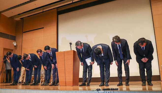 조좌진 롯데카드 대표이사 등 관계자들이 18일 서울 중구 부영태평빌딩에서 해킹 사고로 인한 고객 정보 유출사태에 대해 대고객 사과를 하고 있다. ⓒ연합뉴스