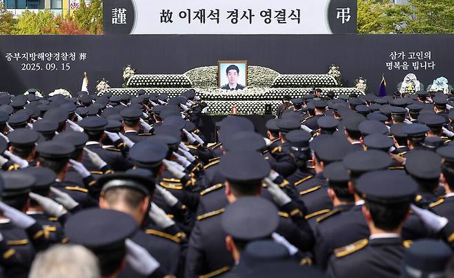 9월15일 인천 서구 인천해양경찰서에서 '해양경찰관 고(故)&nbsp;이재석&nbsp;경사 영결식'이 엄수되고 있다. ⓒ공동취재
