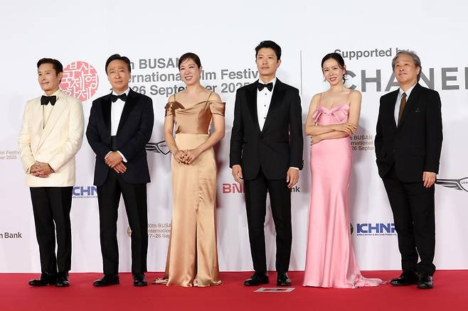 [부산=뉴시스] 박진희 기자 = 영화 ‘어쩔수가없다’ 감독 박찬욱과 배우 이병헌, 손예진, 박희순, 이성민, 염혜란이 17일 부산 해운대구 영화의전당에서 제30회 부산국제영화제 개막식 레드카펫 행사에 참석하고 있다. 2025.10.17. pak7130@newsis.com