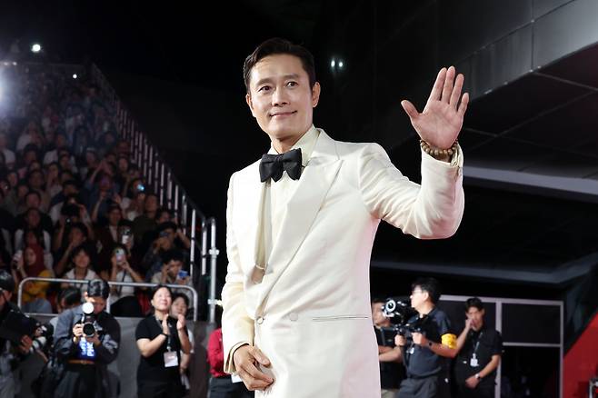 [부산=뉴시스] 박진희 기자 = 제30회 부산국제영화제 개막식 진행자 이병헌 배우가 17일 부산 해운대구 영화의전당에서 열린 레드카펫 행사에 참석하고 있다. 2025.10.17. pak7130@newsis.com